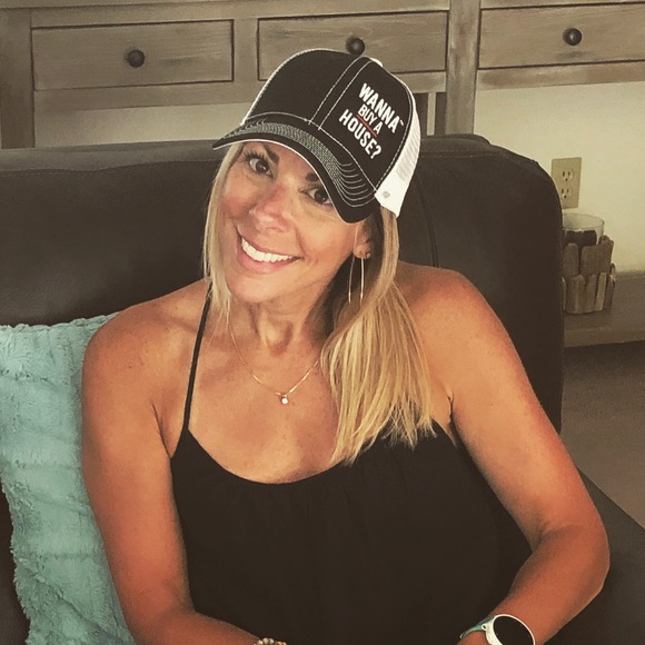 Meet your Posher, Kara - Picture 1 of 2